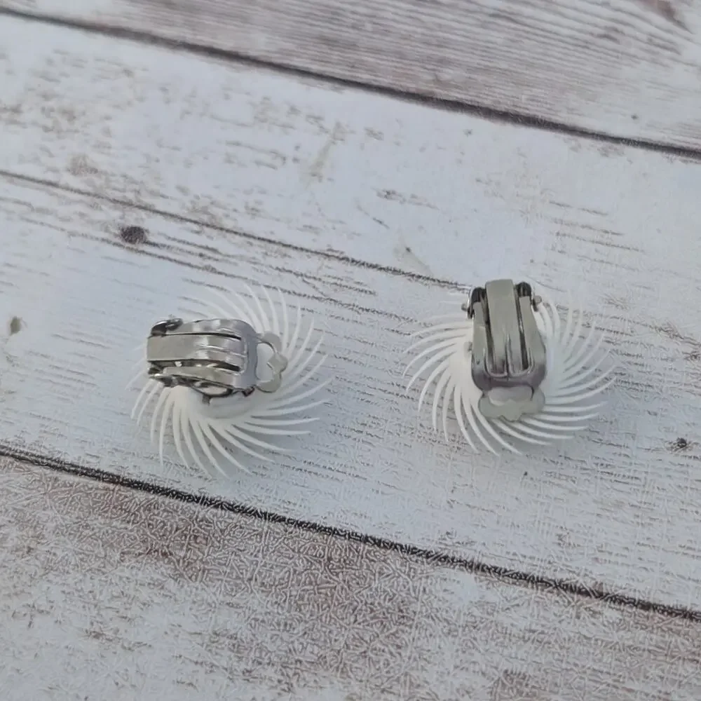 Vintage Clip On Earrings Off White Unusual Retro 1950's Large Statement - Picture 5 of 6